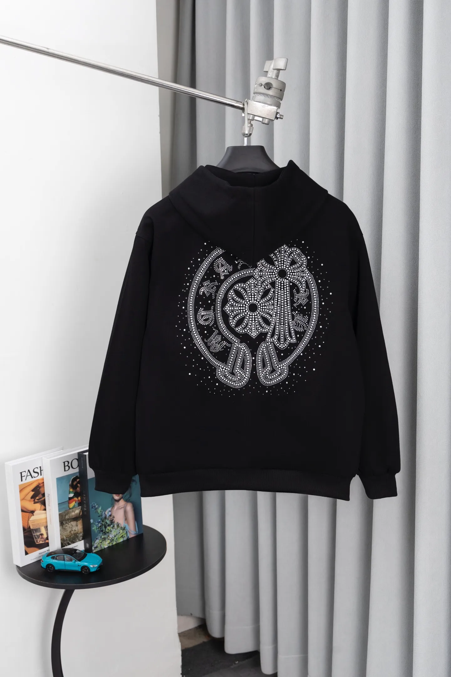 P320 Style No.: S019 𝗖𝗵𝗿𝗼𝗺𝗲 𝗛𝗲𝗮𝗿𝘁𝘀/Cro Heart 2025 Washable Watercolor Diamond Stickers Autumn and Winter New Original Single Counter American Laser Diamond Stickers 3D Three-dimensional Color Embroidery Couple Casual Cardigan Sweatshirt 👑The highest version! Customized fabric 480g tripe terry fabric! American acid-washed and distressed original fabric, laser-burned pattern ✟Colored diamond hardware stickers, exquisite embroidery of letters! The best-selling model in the counter, very comfortable to wear. Accessories: original molded and authenticated collar label➕100% silk wash label. Genuine purchase-grade original hangtag➕matching hanging rope➕3D hanging beads➕original packaging bag. Craftsmanship: The original version has consistent wiring! The highest version of the armhole matching technique! Color: Black Size: S M L XL